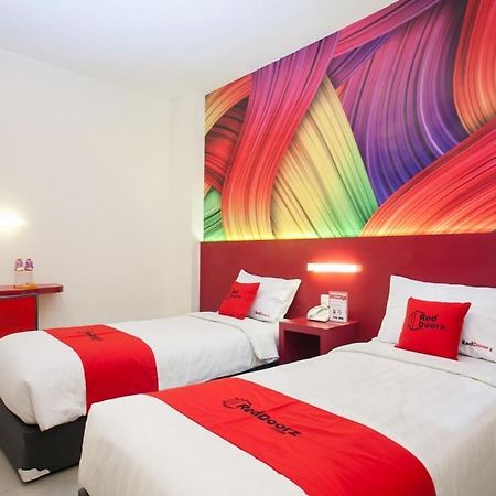 Hotel Reddoorz Near Hawaii Water Park Malang Esterno foto