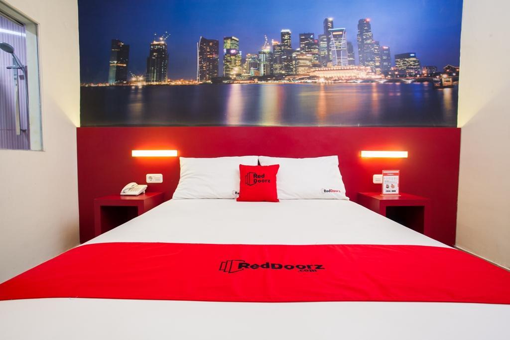 Hotel Reddoorz Near Hawaii Water Park Malang Esterno foto