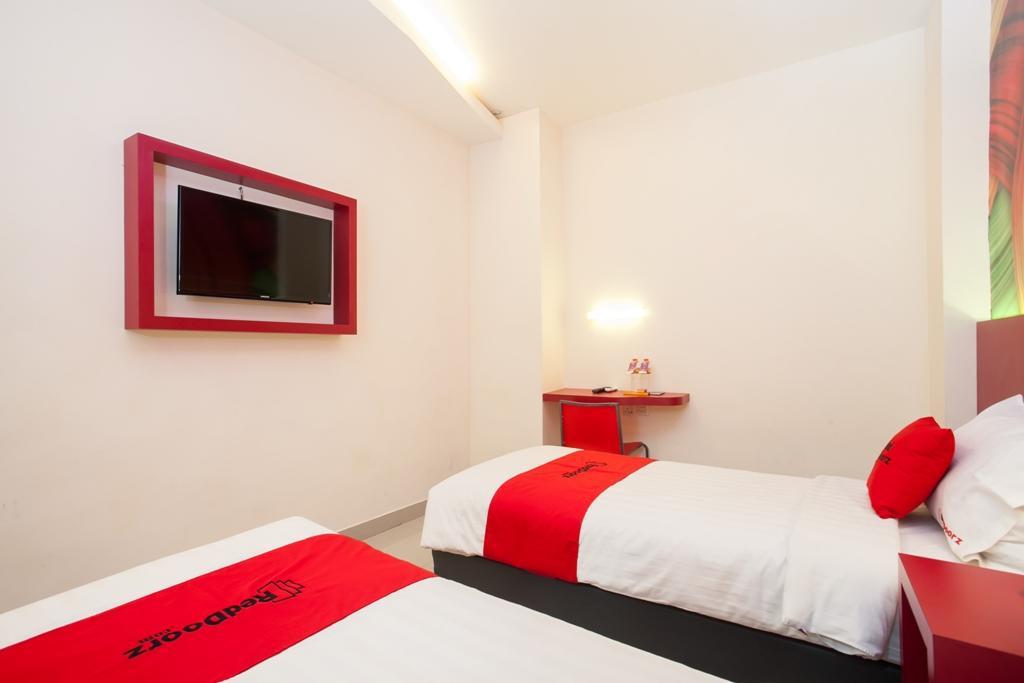 Hotel Reddoorz Near Hawaii Water Park Malang Esterno foto
