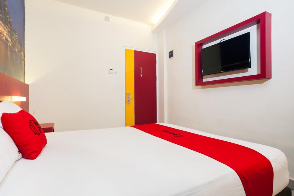 Hotel Reddoorz Near Hawaii Water Park Malang Esterno foto