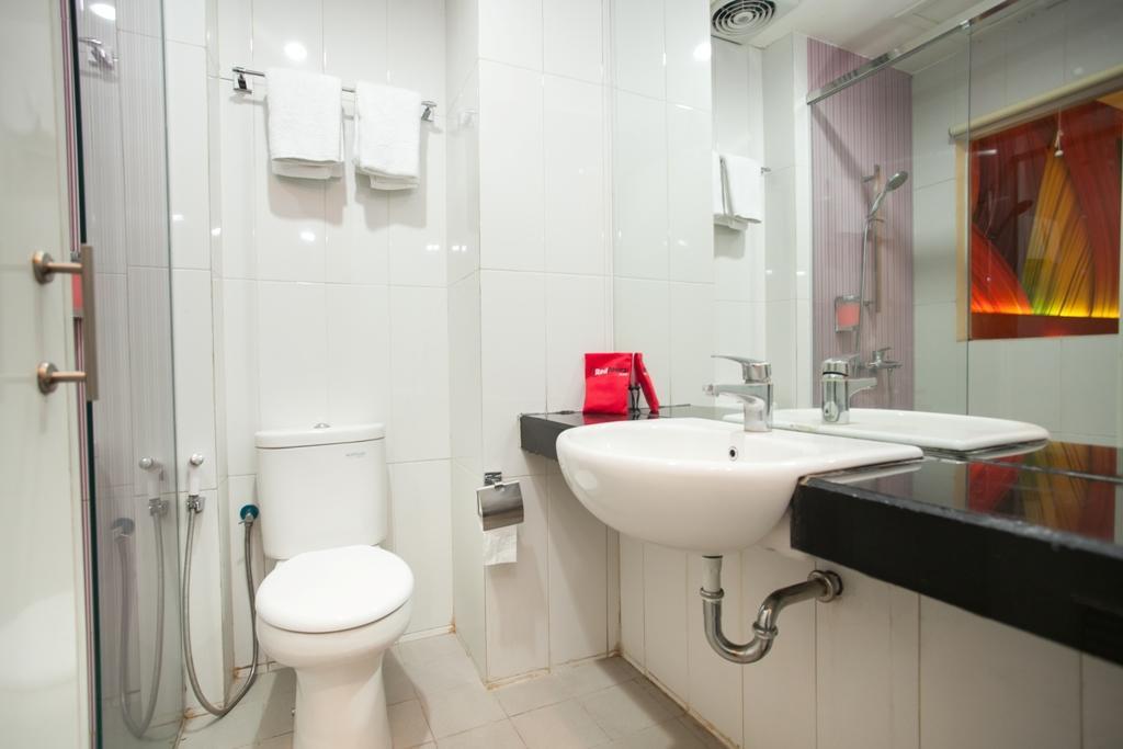 Hotel Reddoorz Near Hawaii Water Park Malang Esterno foto
