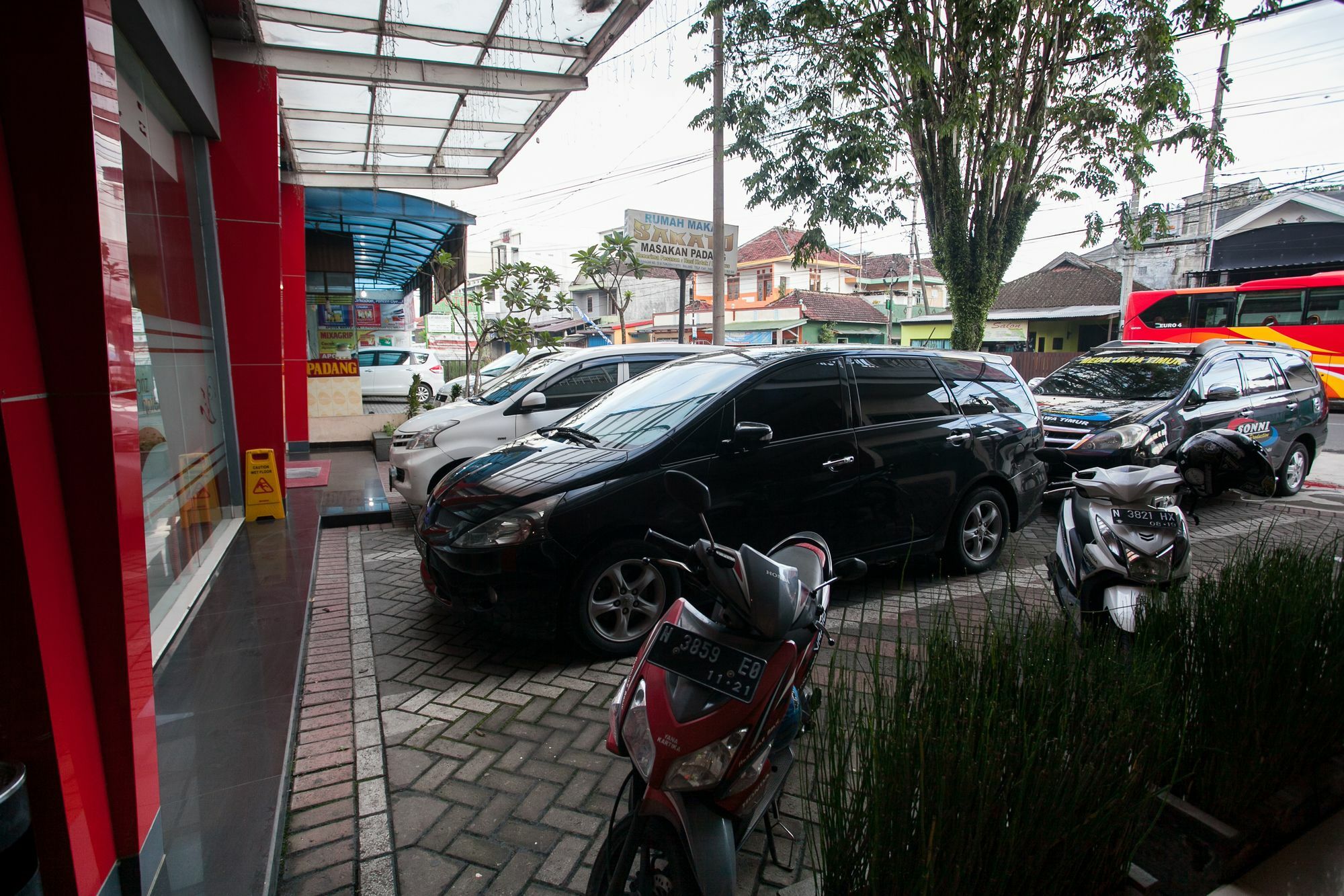 Hotel Reddoorz Near Hawaii Water Park Malang Esterno foto